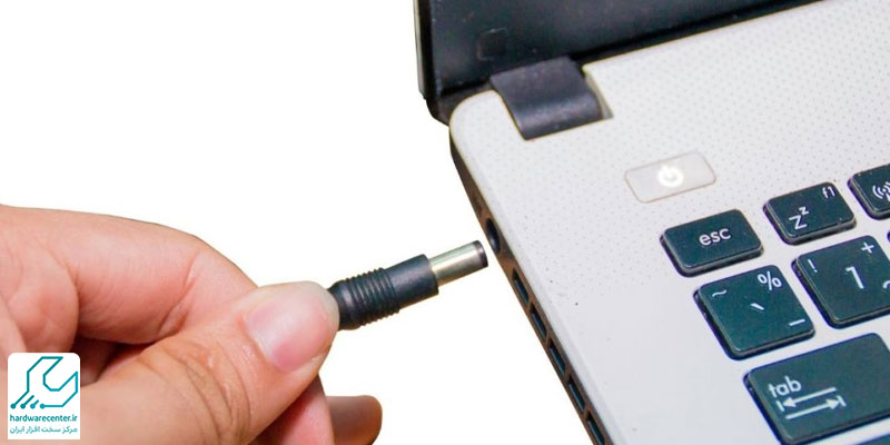 بررسی کابل و اتصالات شارژر لپ تپ اچ پی